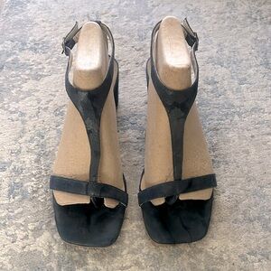 Vaneli Milina 8.5 Navy on Navy Suede t-strap sandal excellent condition.